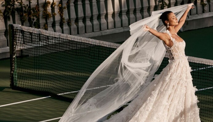 Як виглядають наймодніші весільні сукні 2023 року: зі спущеними плечима та квітковим декором