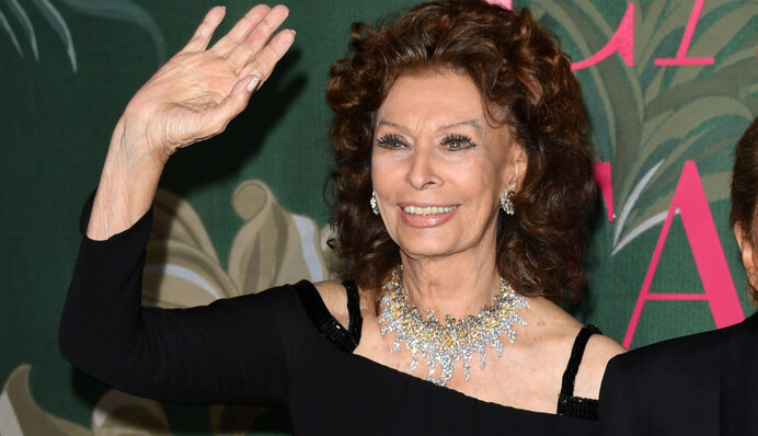 89-летнюю Софи Лорен экстренно прооперировали после падения: у нее тяжелые переломы
