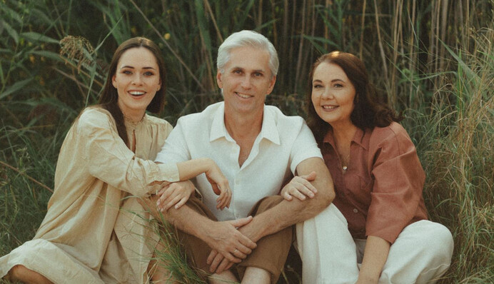 Папа –  голливудский актер: Юлия Санина показала родителей, от которых унаследовала свою красоту