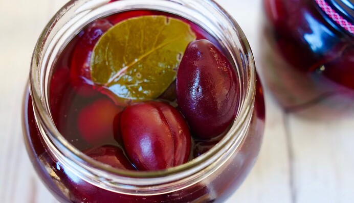 Маринованные сливы будут готовы всего за один день: популярный рецепт на зиму