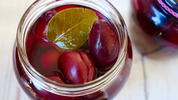 Маринованные сливы будут готовы всего за один день: популярный рецепт на зиму