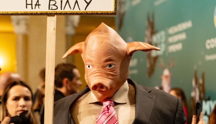 Висловив позицію: Melovin прийшов на церемонію музичної премії у масці свині