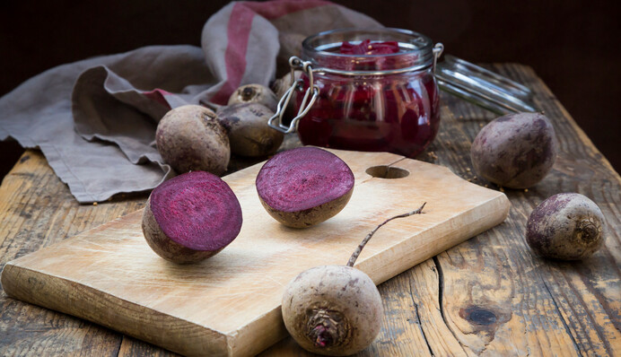 Підходить для борщу і салатів: як приготувати соковитий маринований буряк на зиму