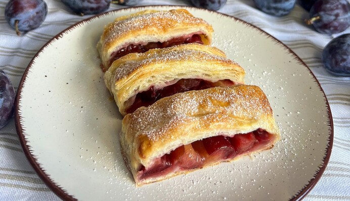 Швидкий рецепт соковитого сливового штруделя: як зробити з готового листкового тіста