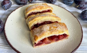 Быстрый рецепт сочного сливового штруделя: как сделать из готового слоеного теста