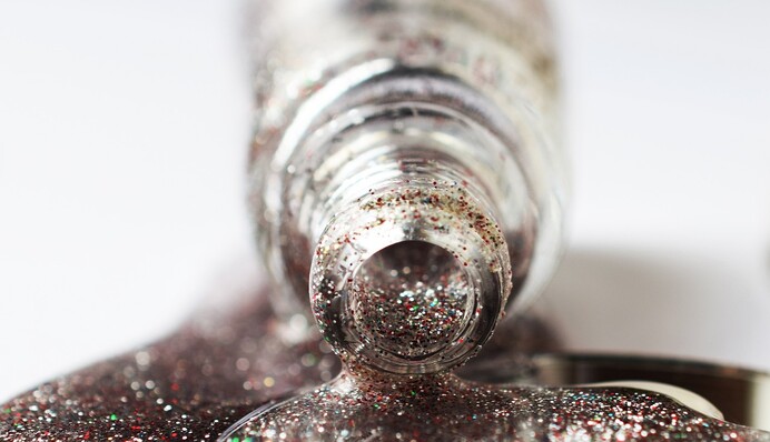 Модные варианты блестящего маникюра: какие ногти сделать на осень 2023 года