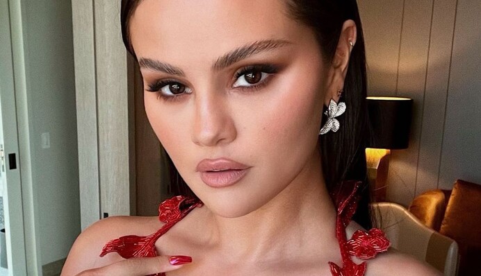 Майстер манікюру, який працює з голлівудськими зірками, показав нігтьові тренди 2023 року