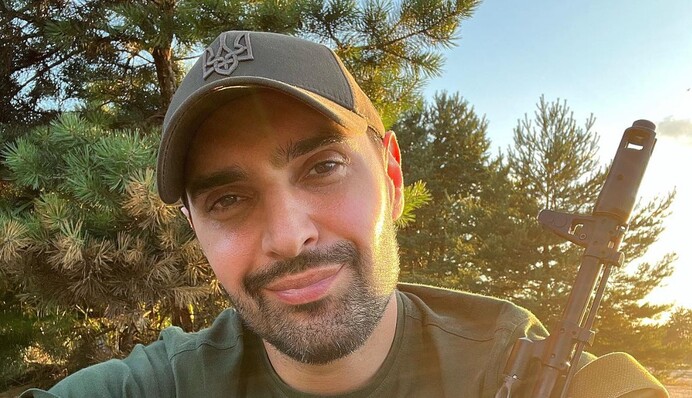 Не так уявляв своє життя: Віталій Козловський показав бліндаж, в якому живе з побратимами