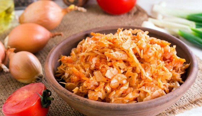 Тушкована капуста вийде ніжною, якщо приготувати її з додаванням сметани: простий рецепт