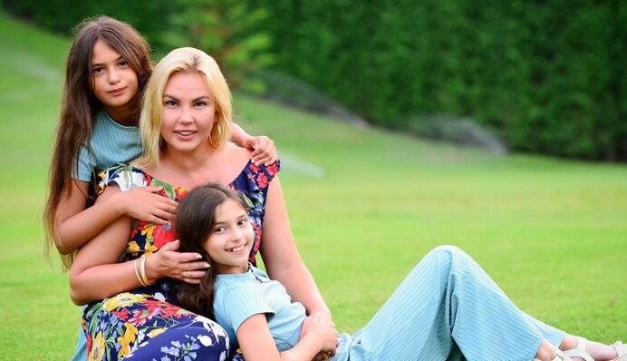 Сумую за дівчатками: Камалія зворушила мережу спільним фото з доньками, які живуть за кордоном