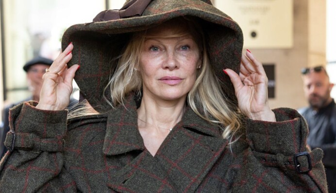 Памела Андерсон отказалась от макияжа на Парижской неделе моды: как сейчас выглядит звезда