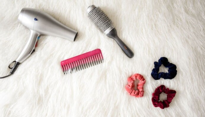 Чим краще розчісувати волосся: коли краще підійде щітка, а коли - гребінець