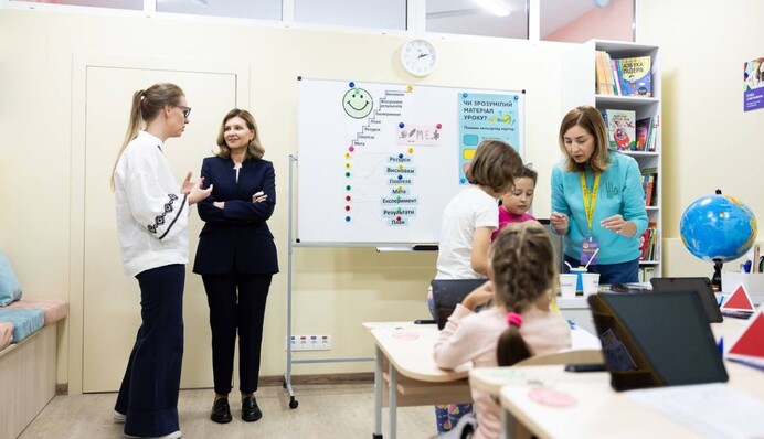 Олена Зеленська показала взуття, яке стало зручним модним хітом 2023 року: фото