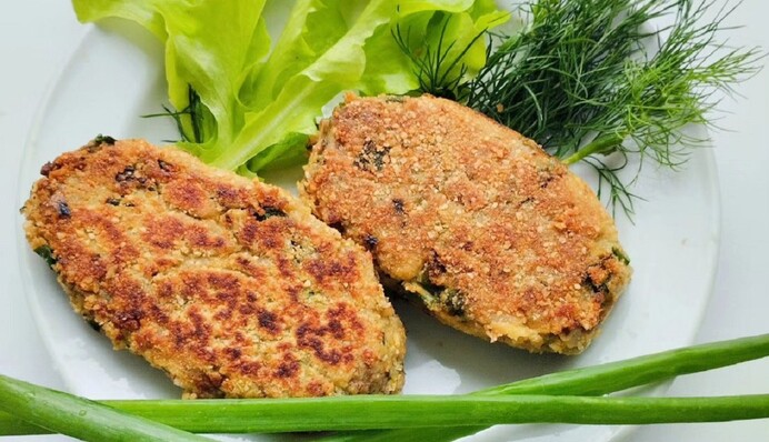 Нежные рыбные котлеты из консервированного тунца – быстрое блюдо на ужин: как их приготовить