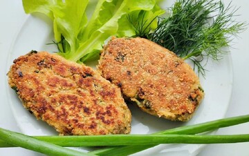 Нежные рыбные котлеты из консервированного тунца – быстрое блюдо на ужин: как их приготовить