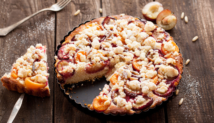 Сливовой пирог с крошкой – вкусная замена классическому 