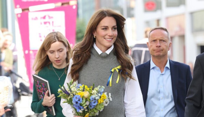 Кейт Міддлтон із синьо-жовтою стрічкою на грудях підтримала українських біженців: фото