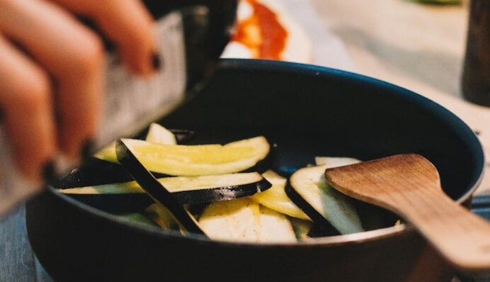 Рецепт популярних обсмажених баклажанів на зиму люблять за простоту: як приготувати