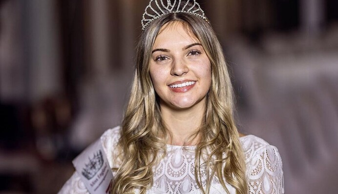 В Англії відбувся перший в світі конкурс краси без макіяжу: як виглядає переможниця
