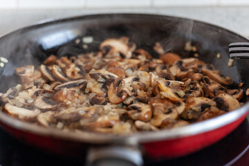 Прості рецепти грибної ікри на будь-який смак: таку консервацію миттєво з'їдять зимою