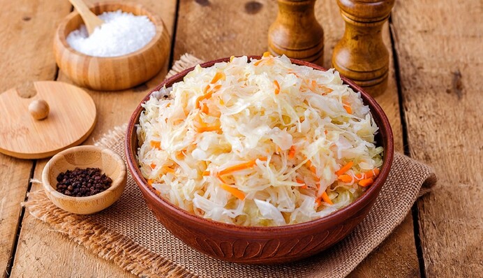Быстро приготовить квашеную капусту поможет теплый маринад: будет готова через 24 часа