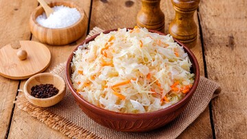 Быстро приготовить квашеную капусту поможет теплый маринад: будет готова через 24 часа