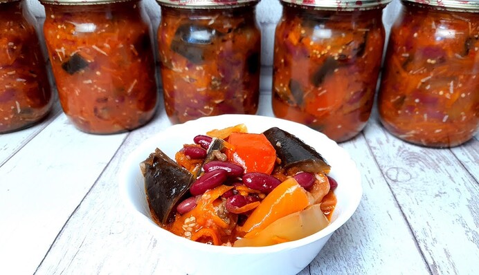 Простой рецепт салата на зиму стал хитом: как приготовить баклажаны с фасолью