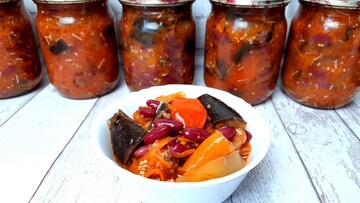 Простой рецепт салата на зиму стал хитом: как приготовить баклажаны с фасолью