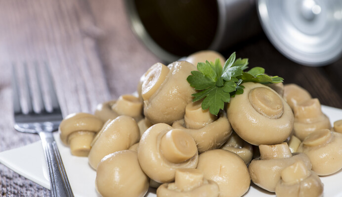 Підходять для будь-яких салатів: рецепт маринованих шампіньйонів на зиму