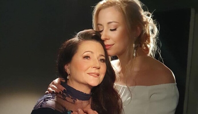 Не успела подарить на день рождения: Тоня Матвиенко почтила память мамы трогательной песней