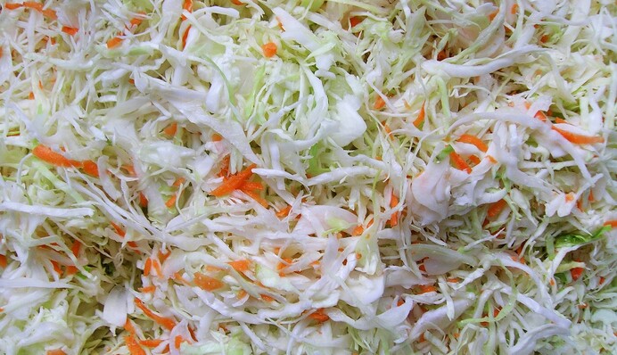 Вкусную тушеную капусту можно заранее приготовить на зиму: как это сделать