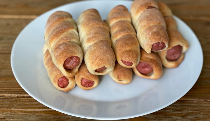 Можна взяти в дорогу, на роботу і в школу: простий рецепт сосисок в тісті