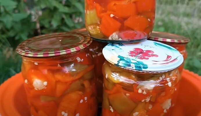 Любителі гострого перцю обожнюють цей рецепт на зиму: він простий і швидкий