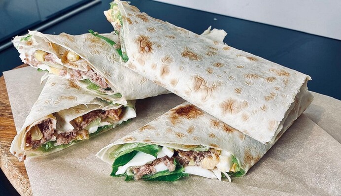 Лаваш с начинкой – универсальный перекус: что завернуть в рулет