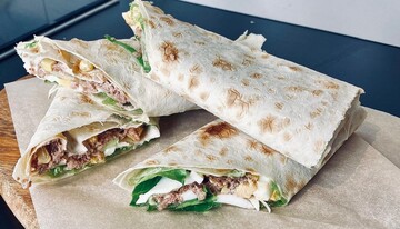 Лаваш з начинкою – універсальний перекус: що загорнути в рулет