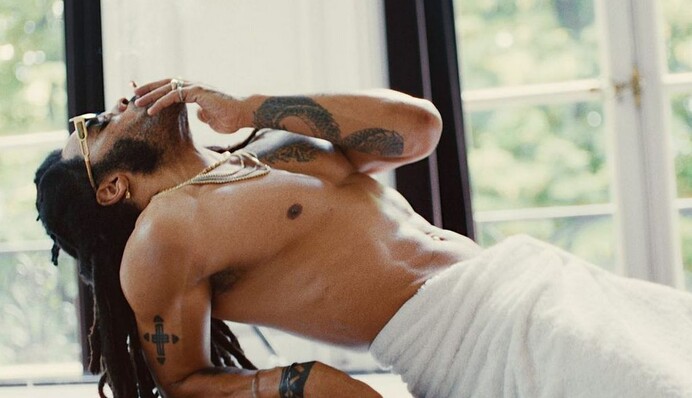 Украинка Таню Муиньо сняла обнаженного Ленни Кравица в откровенном видео