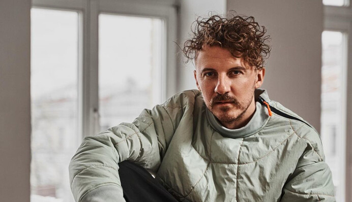 Евгений Клопотенко заинтриговал фото с невестой возле ЗАГСа: его поздравляют со свадьбой