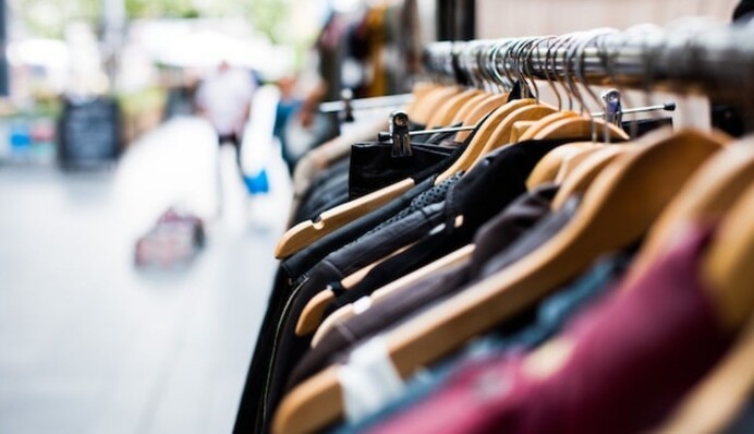 Как вывести запах секонд-хенда из одежды: лайфхак для стирки с уксусом и содой