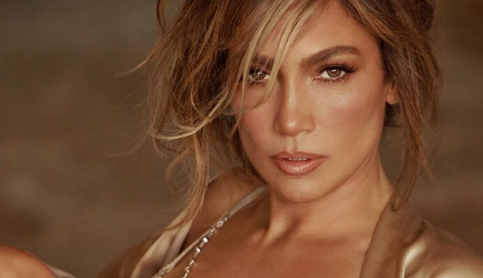 54-летняя Дженнифер Лопес ошеломила стройной фигурой в роскошном нижнем белье