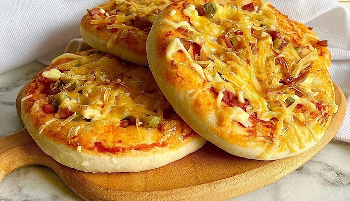 Тонкое тесто и много начинки: как приготовить домашние минипиццы в духовке