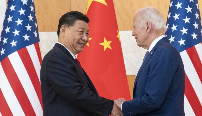 Си собирает друзей против Байдена: как США и Китай делят мир
