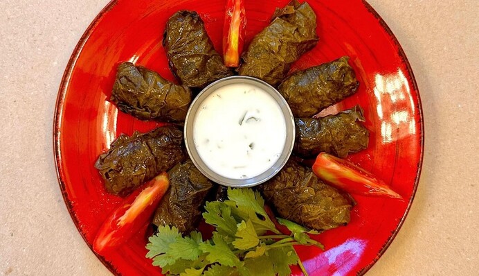 Как приготовить долму с рисом и куриным мясом: рецепт голубцов в виноградных листьях