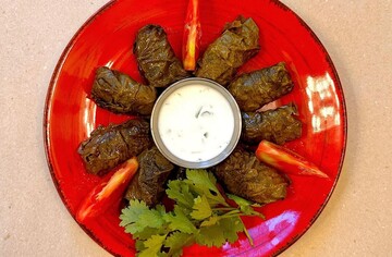 Как приготовить долму с рисом и куриным мясом: рецепт голубцов в виноградных листьях