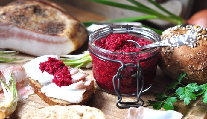 Заготовка к зимним праздникам: как приготовить острый хрен со свеклой