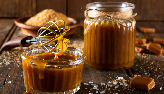 Соленую карамель для десертов и выпечки можно приготовить дома: простой рецепт