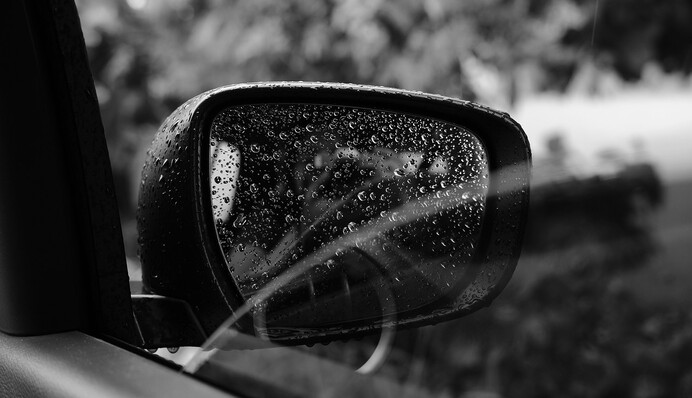 Водителям посоветовали, как улучшить видимость зеркал в дождливые дни: поможет зубная паста