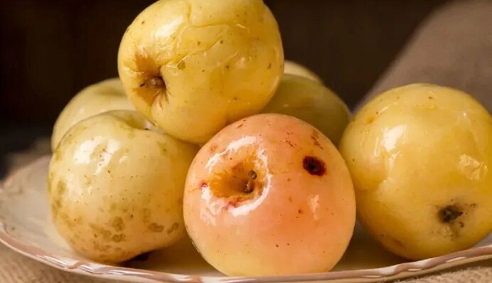 Как приготовить квашеные яблоки на зиму: простой рецепт в кастрюле или ведре