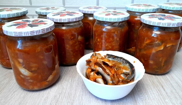 Салака с овощами – самый популярный рецепт сезона: как ее приготовить на зиму