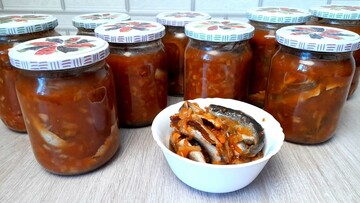 Салака з овочами – найпопулярніший рецепт сезону: як її приготувати на зиму