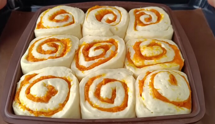 Что можно приготовить на Хэллоуин: рецепт сладких булочек с тыквой и карамелью